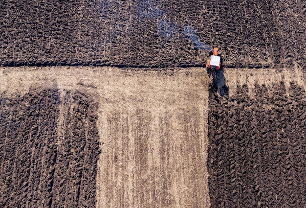 写真 トラクターが耕している上の空から見た写真