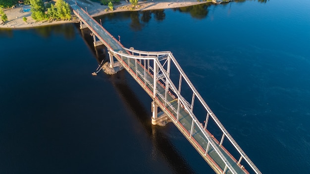 Фото Вид сверху на пешеходный парк моста и реки днепр сверху, город киев, украина