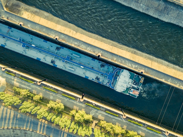 写真 港の船のドックゲートウェイターミナルの空中上面図。