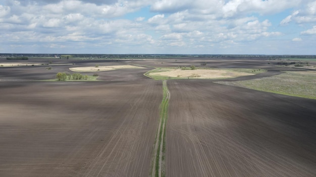 田舎の野原のある土地の飛行ドローンからの空中トップビュー写真。