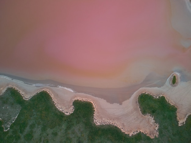 Foto vista aerea dall'alto di un lago salato rosa. azov ucraina