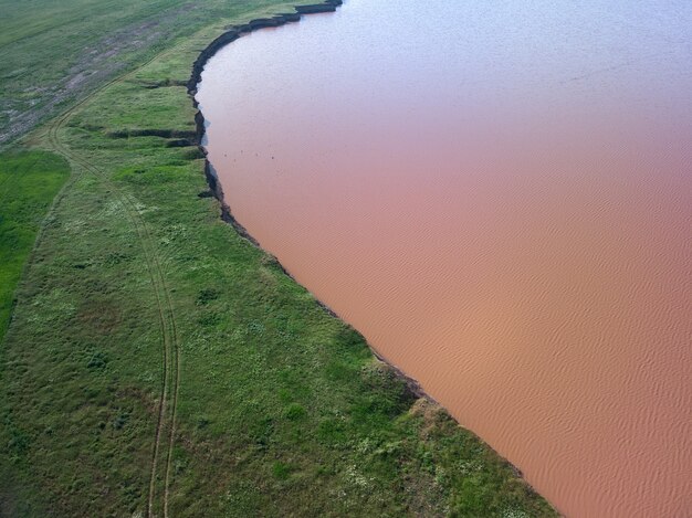 ピンクの塩湖の空中上面図。アゾフウクライナ