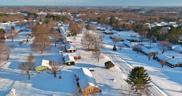 ボイリの冬の季節の美しい町の都市景観における住宅地の空撮のトップ ビュー