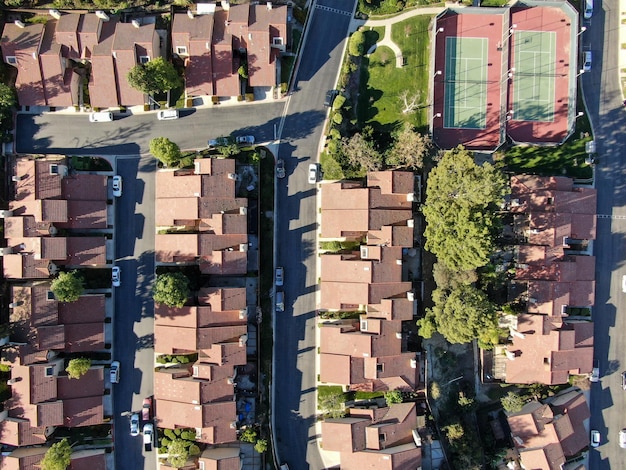 カリフォルニア州ロサンゼルス東部のダイアモンドバーにある住宅区画住宅の空中上面図