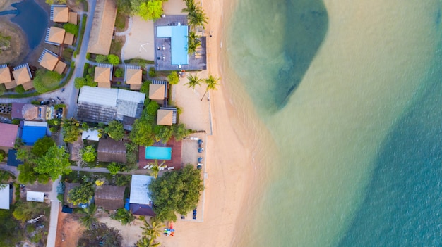 Vista superiore aerea, località di soggiorno e spiaggia con acqua blu smeraldo sul bello mare tropicale in tailandia