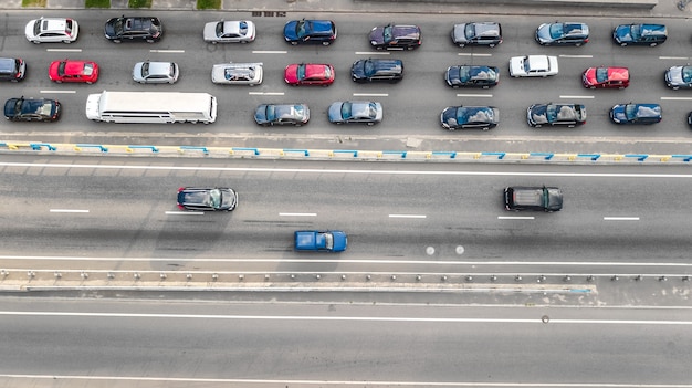 Vista aerea dall'alto del traffico automobilistico di molte auto sull'autostrada dall'alto del trasporto urbano