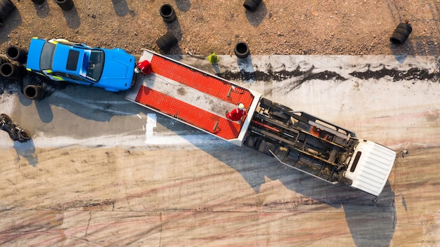 Servizio di diapositiva aerea con vista dall'alto dopo un pericoloso incidente stradale scivolo di auto per incidenti sul camion per il movimento