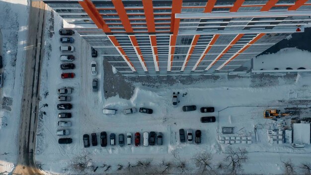 Photo aerial top view of the typical residential area with many cars parked by the high rise building