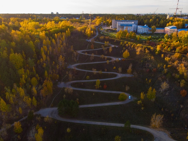 Воздушная волна извилистой дороги в городе