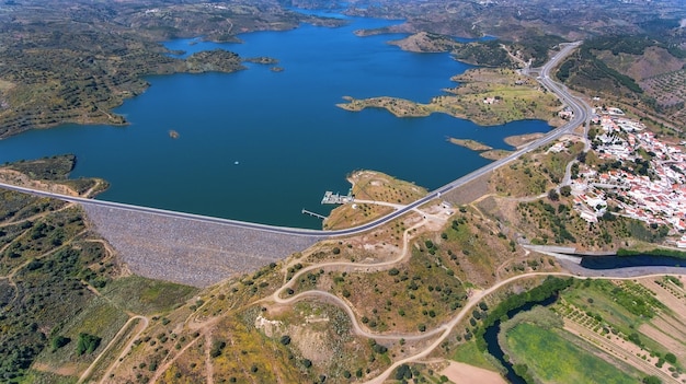 Aerial. Видеография беспилотника, водохранилища с плотиной Оделеит. Португалия