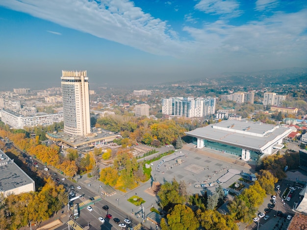 Photo aerial view of the abai square with republic palace in almaty city kazakhstan