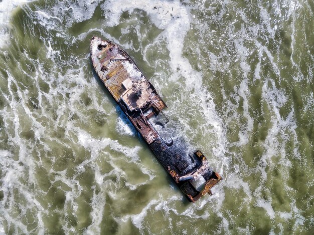 Photo aerial view of abandoned ship in sea against sky