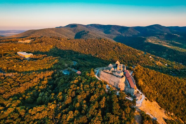 다뉴브 강과 슬로바키아 근처 헝가리의 비세그라드 성에 대한 항공 보기 헝가리 이름은 비세그라디 펠레그바르 헝가리 성의 아름다움을 발견하세요