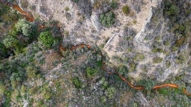 キプロスのカラバソス地域にある廃銅鉱山からの酸性排水の航空写真