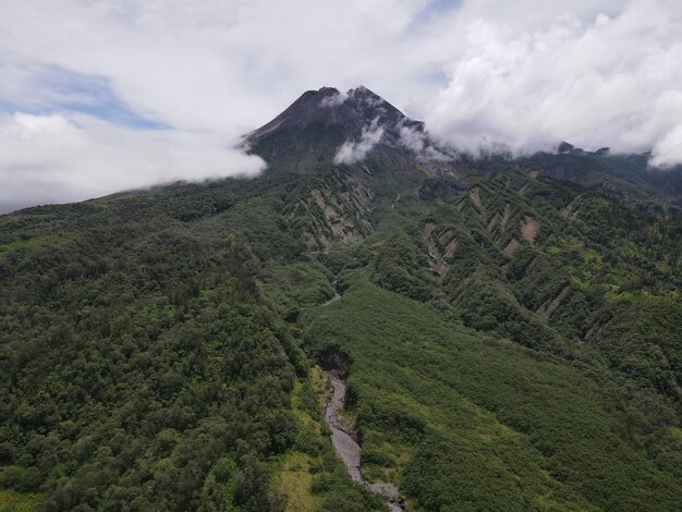 インドネシアの澄んだ空とアクティブなメラピ山の空撮