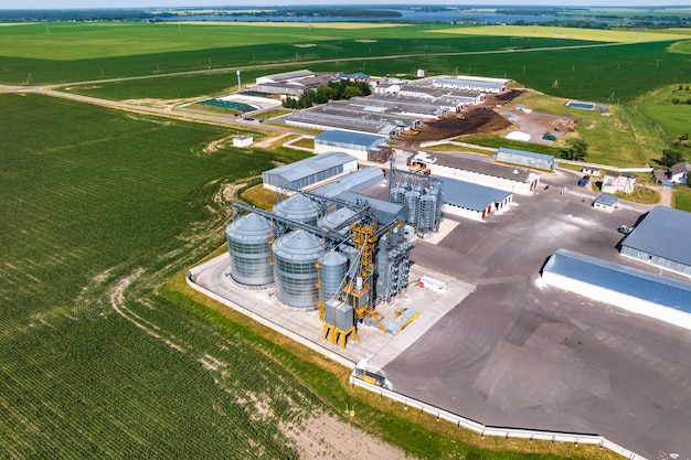 Vista aerea su agro silos granaio elevatore su impianto di produzione agroprocessing per la lavorazione di essiccazione, pulizia e stoccaggio di prodotti agricoli farina cereali e grano