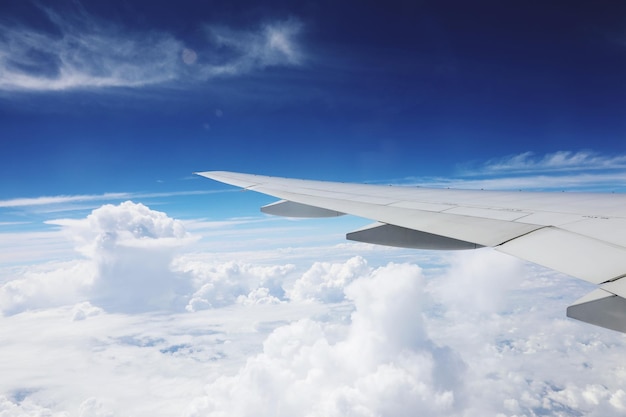 Photo aerial view of aircraft wing against sky