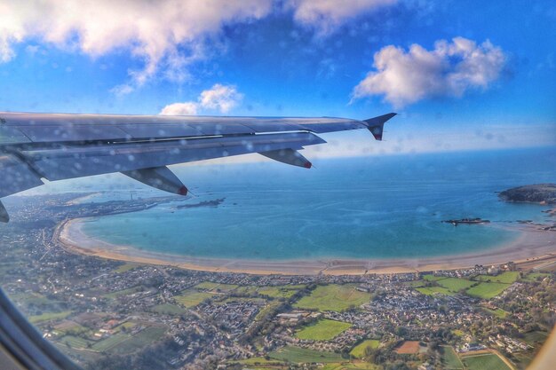 Foto veduta aerea di un aereo che vola sul mare in città