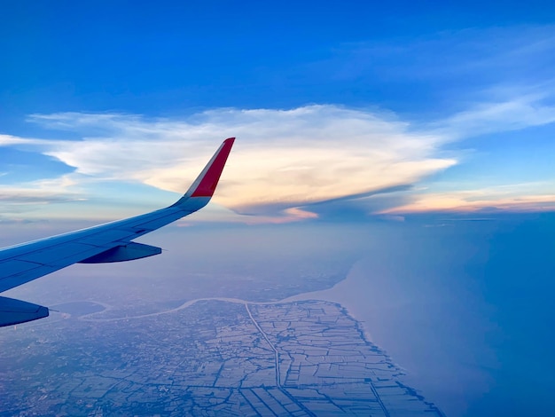 Foto vista aerea di un aereo che vola nel cielo