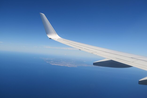 Foto vista aerea dell'ala di un aereo contro un cielo blu limpido