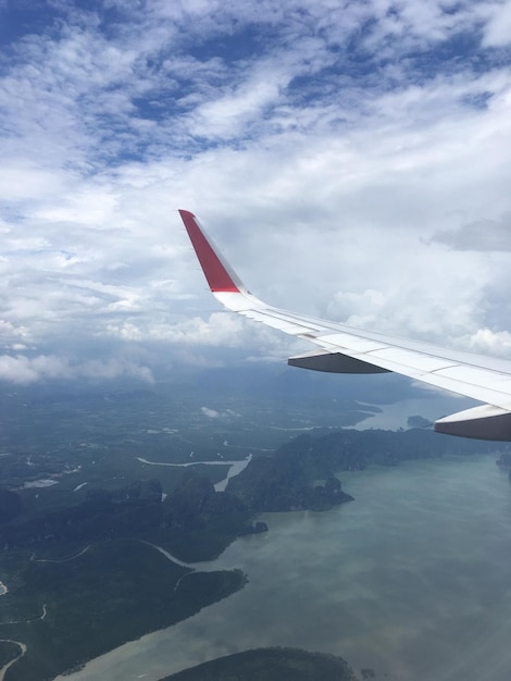 雲の上にある飛行機の翼の空中写真