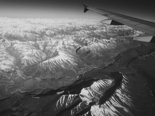 Photo aerial view of airplane wing