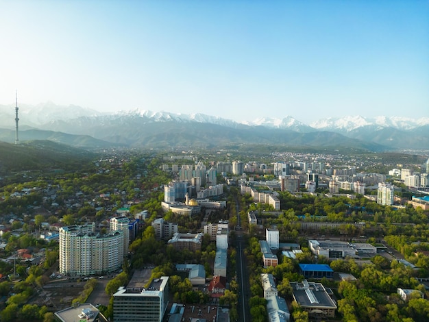 テレビ塔のあるアルマトイ市の空撮