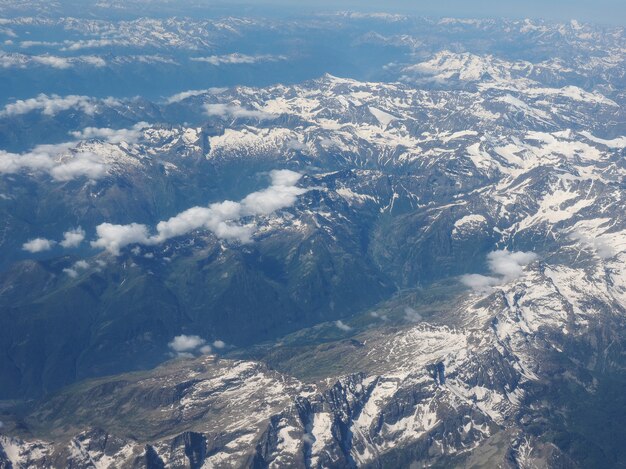 アルプス山の空撮