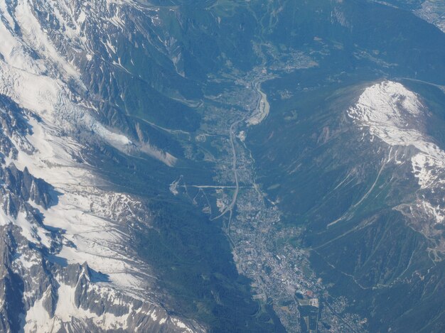 アルプス山の空撮