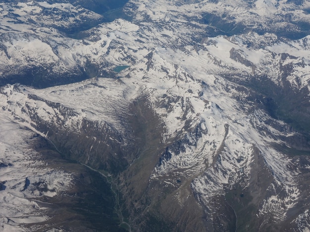 アルプス山の空撮