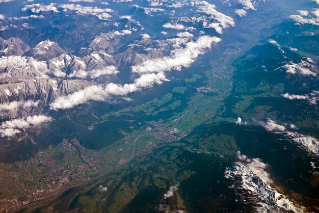 Foto vista aerea delle alpi con neve sulle cime delle montagne vista da un aereo