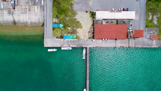 Vista aerea sul fantastico colore della natura dell'acqua e splendidamente luminoso sull'arguzia della spiaggia