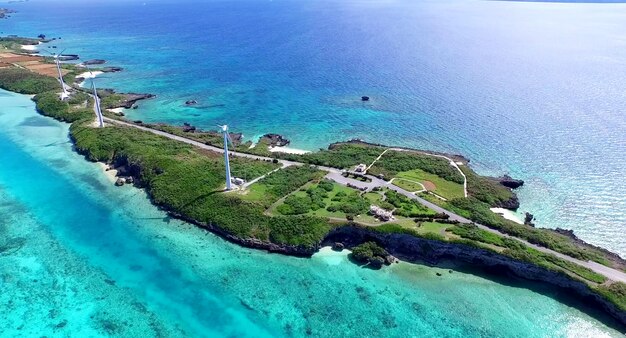 水の驚くべき自然の色とビーチウィットで美しく明るい航空写真