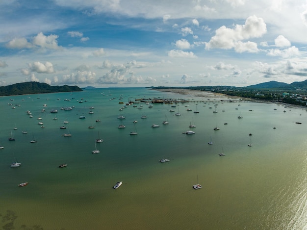 Photo aerial view amazing sea with travel boatssailing boats in the seabeautiful sea in summer season at phuket island thailandtravel boatsocean during summer blue sky background