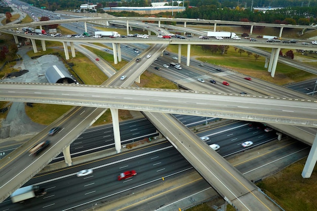 動きの速い車やトラックとアメリカの高速道路の交差点の空撮米国の交通インフラのコンセプト