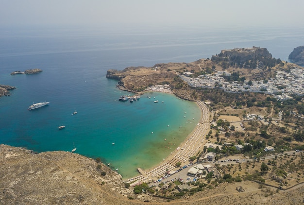 古代アクロポリスとリンドスの村、ロードス島、ギリシャの航空写真