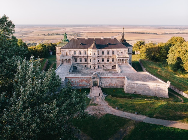 Photo aerial view of ancient castle