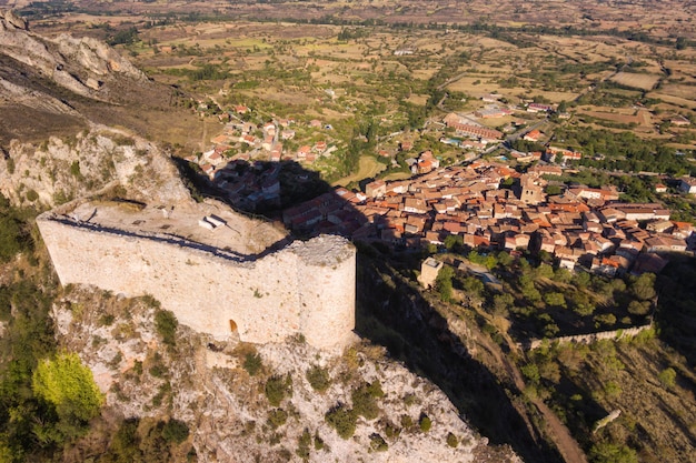 Vista aerea delle rovine antiche del castello di poza de la sal a burgos, castiglia e leon, spagna.