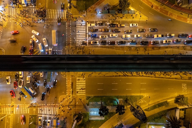 ペルーのリマの鉄道駅を示すアンガモス・アベニューの空中写真