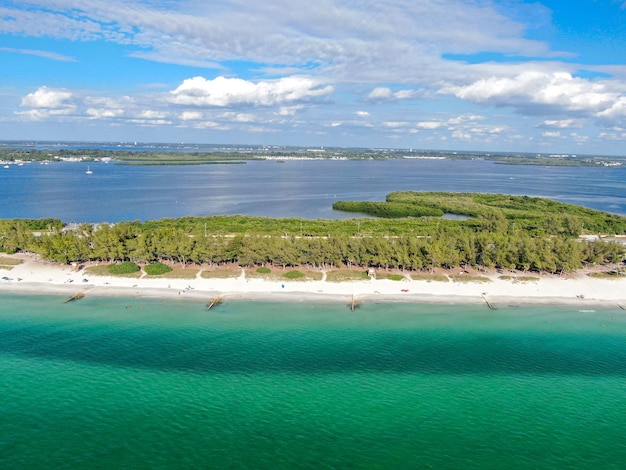 フロリダ湾岸のアンナマリア島の町とビーチバリアー島の空撮