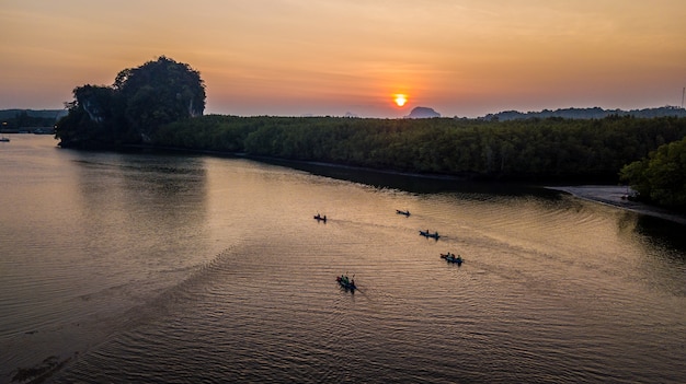 Foto vista aerea di ao thalane vicino a krabi