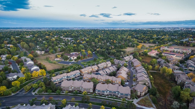 Photo aerial view of apartment complex in the autumn.