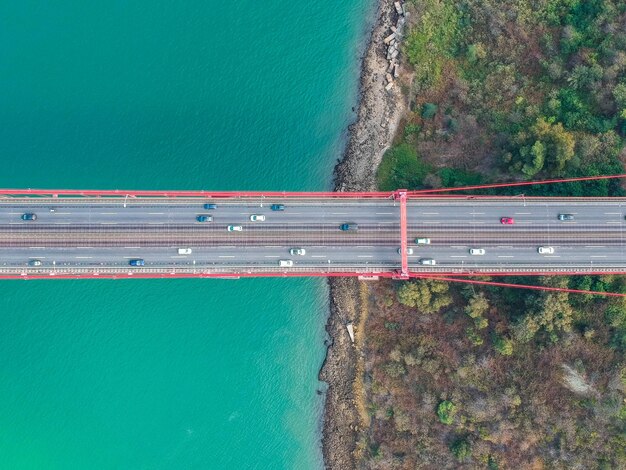 Photo aerial view of april 25th bridge over tagus river