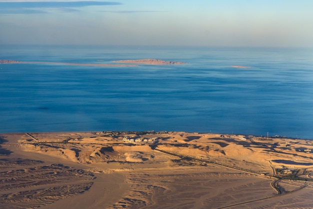 Вид с воздуха на аравийскую пустыню и Красное море с самолета