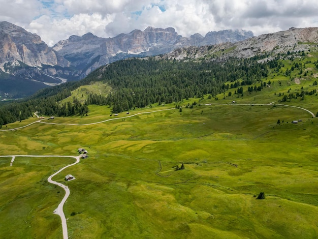 알타바디아 (Alta Badia), 트렌티노 (Trentino), 알토아디제 (Alto Adige) 근처의 돌로미트 산맥 (Dolomites Alps) 에 있는 아르메르티올라 (Armentarola) 의 항공상