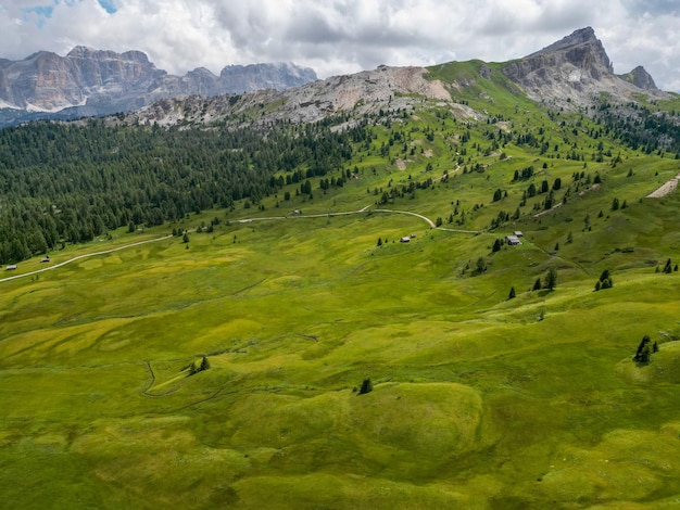 알타바디아 (Alta Badia), 트렌티노 (Trentino), 알토아디제 (Alto Adige) 근처의 돌로미트 산맥 (Dolomites Alps) 에 있는 아르메르티올라 (Armentarola) 의 항공상