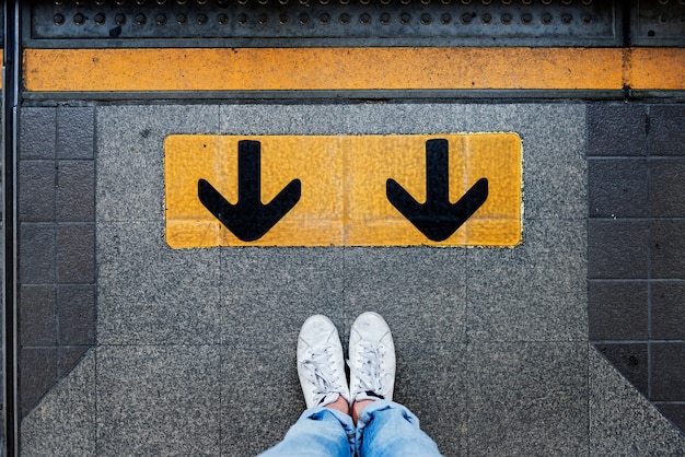 Photo aerial view of arrow guides on train platform