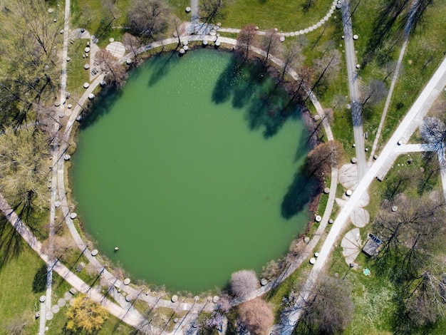 Photo aerial view of artificial lake inside urban park