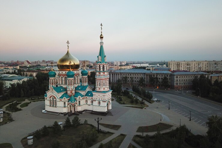 Вид с воздуха на Успенский собор в Омске.