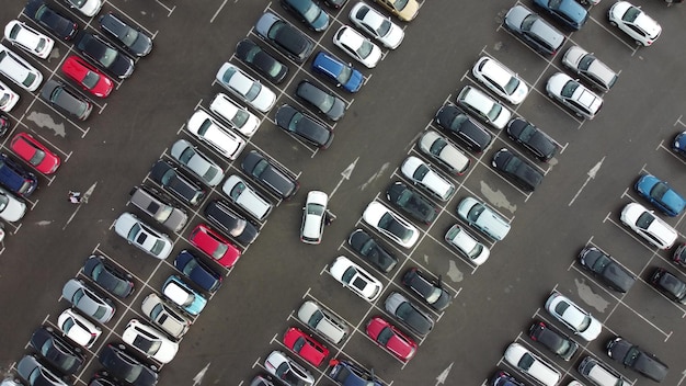 Вид с воздуха на автомобильную парковку
